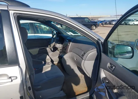 2010 Toyota Sienna Le from USA, damaged, VIN 5TDKK4CC1AS300550